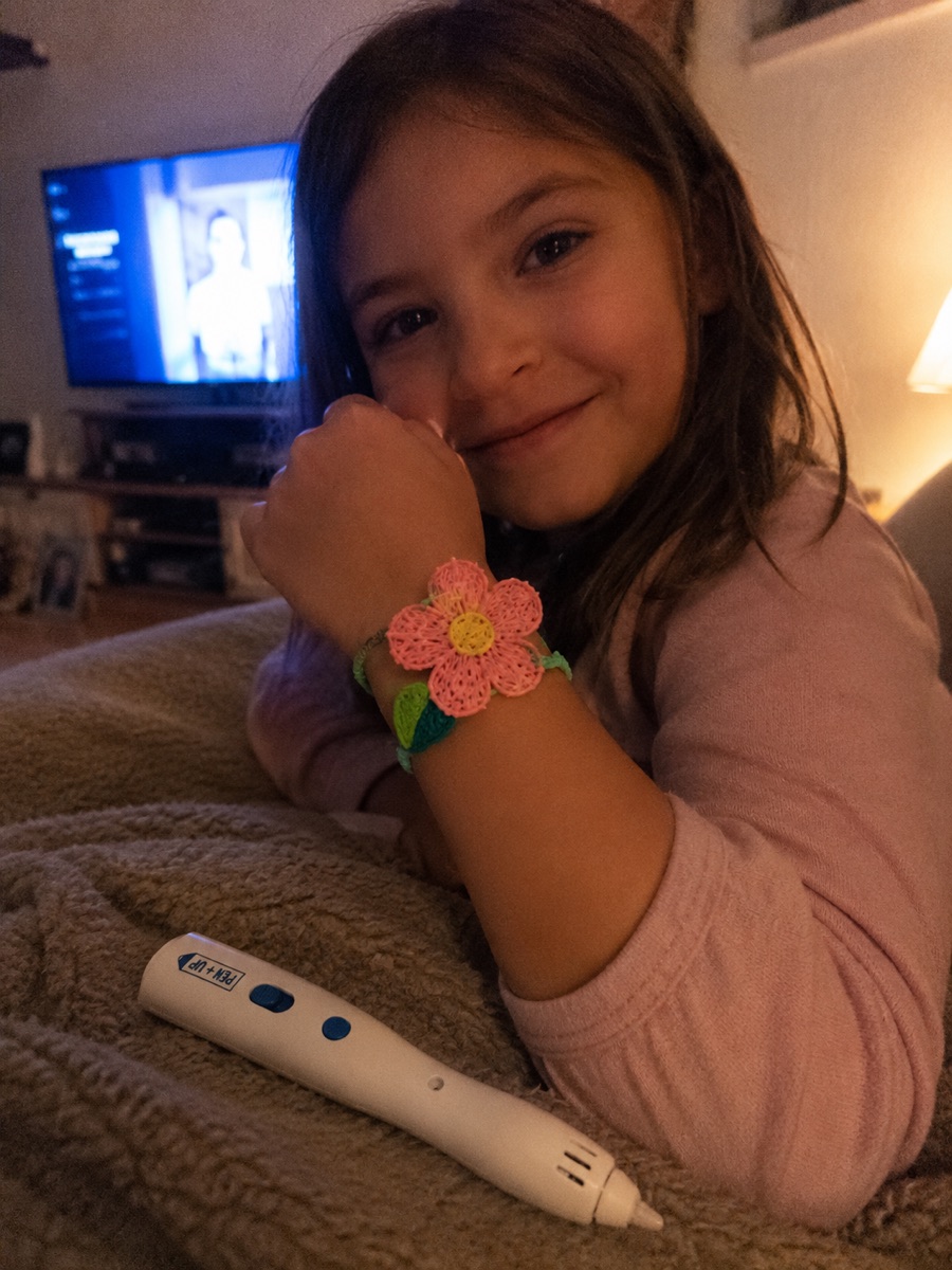 Une enfant réalise plusieurs créations en 3D avec le stylo Pen'Up 3D